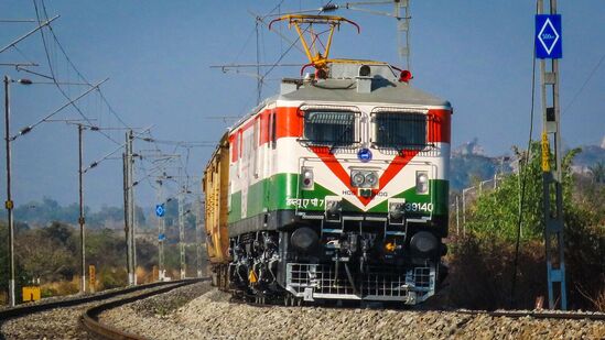 ಬೆಂಗಳೂರಿಂದ ಮೈಸೂರು ನಡುವೆ ನಿತ್ಯ ಸಂಚರಿಸುವ ಚಾಮುಂಡಿ ಎಕ್ಸ್ಪ್ರೆಸ್ ರೈಲು ಕೂಡ ವಿಭಿನ್ನ ಬಣ್ಣದ ಎಂಜಿನ್ನೊಂದಿಗೆ ಸಂಚರಿಸುತ್ತಿದೆ, ಬೆಂಗಳೂರಿಂದ ಮೈಸೂರು ನಡುವೆ ನಿತ್ಯ ಸಂಚರಿಸುವ ಚಾಮುಂಡಿ ಎಕ್ಸ್ಪ್ರೆಸ್ ರೈಲು ಕೂಡ ವಿಭಿನ್ನ ಬಣ್ಣದ ಎಂಜಿನ್ನೊಂದಿಗೆ ಸಂಚರಿಸುತ್ತಿದೆ,