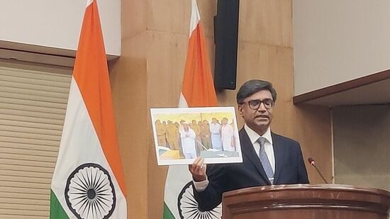 ಭಾರತ ವಿದೇಶಾಂಗ ಕಾರ್ಯದರ್ಶಿ ವಿಕ್ರಂ ಮಿಸ್ರಿ ಪತ್ರಿಕಾಗೋಷ್ಠಿಯಲ್ಲಿ ಫೋಟೋ ಪ್ರದರ್ಶಿಸಿದರು. ಭಾರತ ವಿದೇಶಾಂಗ ಕಾರ್ಯದರ್ಶಿ ವಿಕ್ರಂ ಮಿಸ್ರಿ ಪತ್ರಿಕಾಗೋಷ್ಠಿಯಲ್ಲಿ ಫೋಟೋ ಪ್ರದರ್ಶಿಸಿದರು.