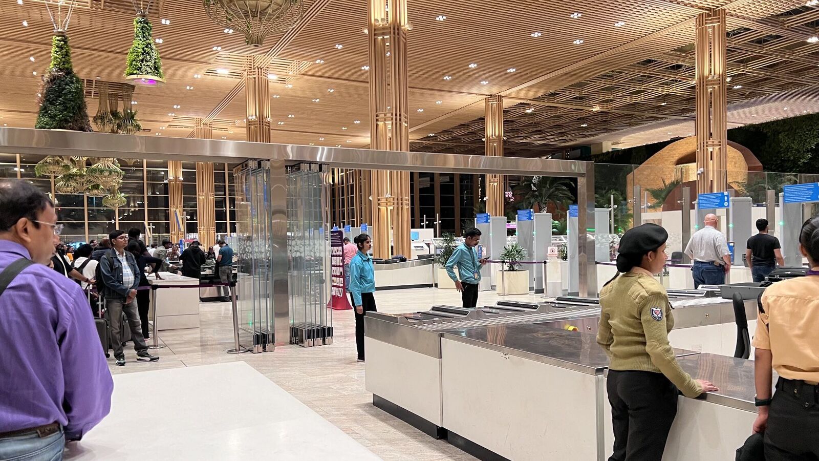 ವಿಮಾನ ಪ್ರಯಾಣಿಕರೇ ಗಮನಿಸಿ; ಬೆಂಗಳೂರು ಏರ್‌ಪೋರ್ಟ್‌ಗೆ 3 ಗಂಟೆ ಮುಂಚಿತವಾಗಿ ಬರುವಂತೆ ಮನವಿ