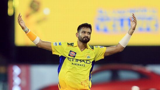 ಚೆನ್ನೈ ಸೂಪರ್ ಕಿಂಗ್ಸ್ ವೇಗದ ಬೌಲರ್ ವೇಗದ ಬೌಲರ್ ಖಲೀಲ್ ಅಹ್ಮದ್ ಈ ಪಟ್ಟಿಯಲ್ಲಿ ಎರಡನೇ ಸ್ಥಾನದಲ್ಲಿದ್ದಾರೆ. ಖಲೀಲ್ 12 ಪಂದ್ಯಗಳಲ್ಲಿ 24 ಸಿಕ್ಸರ್ಗಳನ್ನು ಚಚ್ಚಿಸಿಕೊಂಡಿದ್ದಾರೆ. ಚೆನ್ನೈ ಸೂಪರ್ ಕಿಂಗ್ಸ್ ವೇಗದ ಬೌಲರ್ ವೇಗದ ಬೌಲರ್ ಖಲೀಲ್ ಅಹ್ಮದ್ ಈ ಪಟ್ಟಿಯಲ್ಲಿ ಎರಡನೇ ಸ್ಥಾನದಲ್ಲಿದ್ದಾರೆ. ಖಲೀಲ್ 12 ಪಂದ್ಯಗಳಲ್ಲಿ 24 ಸಿಕ್ಸರ್ಗಳನ್ನು ಚಚ್ಚಿಸಿಕೊಂಡಿದ್ದಾರೆ.