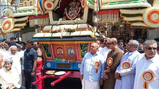 ಯೋಧರ ಒಳಿತಿಗಾಗಿ 35 ಸಾವಿರ ಮುಜರಾಯಿ ದೇವಾಲಯಗಳಲ್ಲಿ ಪೂಜೆ, ಹೋಮ ಹವನ; ಸಾರ್ವಜನಿಕರು ಭಾಗಿ ಯೋಧರ ಒಳಿತಿಗಾಗಿ 35 ಸಾವಿರ ಮುಜರಾಯಿ ದೇವಾಲಯಗಳಲ್ಲಿ ಪೂಜೆ, ಹೋಮ ಹವನ; ಸಾರ್ವಜನಿಕರು ಭಾಗಿ