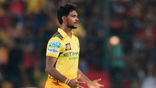 ಚೆನ್ನೈ ಸೂಪರ್ ಕಿಂಗ್ಸ್ ಭಾಗವಾದ ಶ್ರೀಲಂಕಾದ ವೇಗದ ಬೌಲರ್ ಮತೀಶಾ ಪತಿರಾಣ 10 ಪಂದ್ಯಗಳಲ್ಲಿ 22 ಸಿಕ್ಸರ್ ಬಿಟ್ಟುಕೊಟ್ಟಿದ್ದಾರೆ. ಚೆನ್ನೈ ಸೂಪರ್ ಕಿಂಗ್ಸ್ ಭಾಗವಾದ ಶ್ರೀಲಂಕಾದ ವೇಗದ ಬೌಲರ್ ಮತೀಶಾ ಪತಿರಾಣ 10 ಪಂದ್ಯಗಳಲ್ಲಿ 22 ಸಿಕ್ಸರ್ ಬಿಟ್ಟುಕೊಟ್ಟಿದ್ದಾರೆ.