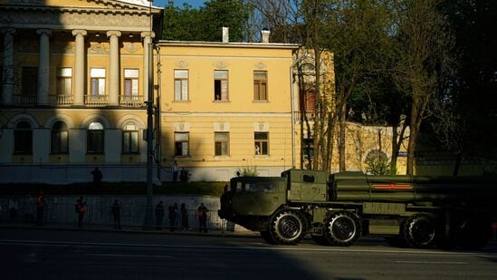 ಎಸ್ -400 ರಕ್ಷಣಾ ವ್ಯವಸ್ಥೆಯು ವಿಮಾನ, ಕ್ರೂಸ್ ಕ್ಷಿಪಣಿಗಳು ಮತ್ತು ಬ್ಯಾಲಿಸ್ಟಿಕ್ ಕ್ಷಿಪಣಿಗಳು ಸೇರಿದಂತೆ ವಿವಿಧ ಶ್ರೇಣಿಗಳು ಮತ್ತು ಎತ್ತರದ ಪ್ರದೇಶಗಳಲ್ಲಿ ಏಕಕಾಲದಲ್ಲಿ ಅನೇಕ ಗುರಿಗಳನ್ನು ಎದುರಿಸುವ ಸಾಮರ್ಥ್ಯ ಹೊಂದಿದೆ. ಈ ವ್ಯವಸ್ಥೆಯು ಮೂರು ಪ್ರಮುಖ ಘಟಕಗಳನ್ನು ಒಳಗೊಂಡಿದೆ. ಅದುವೇ ಕ್ಷಿಪಣಿ ಲಾಂಚರ್ಗಳು, ಶಕ್ತಿಯುತ ರಾಡಾರ್ ಮತ್ತು ಕಮಾಂಡ್ ಸೆಂಟರ್. ಇದು ವಿಮಾನ, ಕ್ರೂಸ್ ಕ್ಷಿಪಣಿಗಳು ಮತ್ತು ಹೆಚ್ಚಿನ ವೇಗದ ಮಧ್ಯಂತರ-ಶ್ರೇಣಿಯ ಬ್ಯಾಲಿಸ್ಟಿಕ್ ಕ್ಷಿಪಣಿಗಳನ್ನು ಗುರಿಯಾಗಿಸುವ ಸಾಮರ್ಥ್ಯವನ್ನು ಹೊಂದಿದೆ. ಎಸ್ -400 ರಕ್ಷಣಾ ವ್ಯವಸ್ಥೆಯು ವಿಮಾನ, ಕ್ರೂಸ್ ಕ್ಷಿಪಣಿಗಳು ಮತ್ತು ಬ್ಯಾಲಿಸ್ಟಿಕ್ ಕ್ಷಿಪಣಿಗಳು ಸೇರಿದಂತೆ ವಿವಿಧ ಶ್ರೇಣಿಗಳು ಮತ್ತು ಎತ್ತರದ ಪ್ರದೇಶಗಳಲ್ಲಿ ಏಕಕಾಲದಲ್ಲಿ ಅನೇಕ ಗುರಿಗಳನ್ನು ಎದುರಿಸುವ ಸಾಮರ್ಥ್ಯ ಹೊಂದಿದೆ. ಈ ವ್ಯವಸ್ಥೆಯು ಮೂರು ಪ್ರಮುಖ ಘಟಕಗಳನ್ನು ಒಳಗೊಂಡಿದೆ. ಅದುವೇ ಕ್ಷಿಪಣಿ ಲಾಂಚರ್ಗಳು, ಶಕ್ತಿಯುತ ರಾಡಾರ್ ಮತ್ತು ಕಮಾಂಡ್ ಸೆಂಟರ್. ಇದು ವಿಮಾನ, ಕ್ರೂಸ್ ಕ್ಷಿಪಣಿಗಳು ಮತ್ತು ಹೆಚ್ಚಿನ ವೇಗದ ಮಧ್ಯಂತರ-ಶ್ರೇಣಿಯ ಬ್ಯಾಲಿಸ್ಟಿಕ್ ಕ್ಷಿಪಣಿಗಳನ್ನು ಗುರಿಯಾಗಿಸುವ ಸಾಮರ್ಥ್ಯವನ್ನು ಹೊಂದಿದೆ.