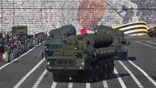 ಮೇ 8ರ ಗುರುವಾರ ಅವಂತಿಪುರ, ಶ್ರೀನಗರ, ಜಮ್ಮು, ಪಠಾಣ್ಕೋಟ್, ಅಮೃತಸರ, ಕಪುರ್ಥಾಲಾ, ಜಲಂಧರ್, ಲುಧಿಯಾನ, ಆದಂಪುರ್, ಬಟಿಂಡಾ, ಚಂಡೀಗಢ, ನಾಲ್, ಫಲೋಡಿ, ಉತ್ತರ್ಲೈ ಮತ್ತು ಭುಜ್ ಸೇರಿದಂತೆ ಕೆಲವು ಸ್ಥಳಗಳನ್ನು ಗುರಿಯಾಗಿಸಿ ದಾಳಿಗೆ ಪಾಕಿಸ್ತಾನ ಪ್ರಯತ್ನಿಸಿತು. ಆದರೆ ಈ ಪ್ರಯತ್ನಗಳನ್ನು ಭಾರತದ ಇಂಟಿಗ್ರೇಟೆಡ್ ಕೌಂಟರ್ ಯುಎಎಸ್ ಗ್ರಿಡ್ ಮತ್ತು ವಾಯು ರಕ್ಷಣಾ ವ್ಯವಸ್ಥೆಗಳು ಯಶಸ್ವಿಯಾಗಿ ವಿಫಲಗೊಳಿಸಿತು ಎಂದು ರಕ್ಷಣಾ ಸಚಿವಾಲಯ ಹೇಳಿಕೆಯಲ್ಲಿ ತಿಳಿಸಿದೆ. ಮೇ 8ರ ಗುರುವಾರ ಅವಂತಿಪುರ, ಶ್ರೀನಗರ, ಜಮ್ಮು, ಪಠಾಣ್ಕೋಟ್, ಅಮೃತಸರ, ಕಪುರ್ಥಾಲಾ, ಜಲಂಧರ್, ಲುಧಿಯಾನ, ಆದಂಪುರ್, ಬಟಿಂಡಾ, ಚಂಡೀಗಢ, ನಾಲ್, ಫಲೋಡಿ, ಉತ್ತರ್ಲೈ ಮತ್ತು ಭುಜ್ ಸೇರಿದಂತೆ ಕೆಲವು ಸ್ಥಳಗಳನ್ನು ಗುರಿಯಾಗಿಸಿ ದಾಳಿಗೆ ಪಾಕಿಸ್ತಾನ ಪ್ರಯತ್ನಿಸಿತು. ಆದರೆ ಈ ಪ್ರಯತ್ನಗಳನ್ನು ಭಾರತದ ಇಂಟಿಗ್ರೇಟೆಡ್ ಕೌಂಟರ್ ಯುಎಎಸ್ ಗ್ರಿಡ್ ಮತ್ತು ವಾಯು ರಕ್ಷಣಾ ವ್ಯವಸ್ಥೆಗಳು ಯಶಸ್ವಿಯಾಗಿ ವಿಫಲಗೊಳಿಸಿತು ಎಂದು ರಕ್ಷಣಾ ಸಚಿವಾಲಯ ಹೇಳಿಕೆಯಲ್ಲಿ ತಿಳಿಸಿದೆ.