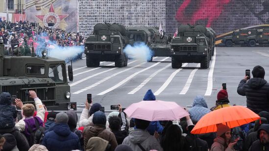 ಶತ್ರು ದಾಳಿಯನ್ನು ತಡೆಯಲು ಭಾರತ ಬಳಸುವ S-400 ಕ್ಷಿಪಣಿ ರಕ್ಷಣಾ ವ್ಯವಸ್ಥೆಯು, ವಿಶ್ವದ ಅತ್ಯಂತ ಮಾರಕವಾದ ಭೂಮಿಯಿಂದ ಗಾಳಿಗೆ ಹಾರುವ ಕ್ಷಿಪಣಿಗಳು ಎಂದು ಪರಿಗಣಿಸಲಾಗಿದೆ. ಇದರ ಸಾಮರ್ಥ್ಯ ಅಷ್ಟಿಷ್ಟಲ್ಲ. ಭಾರತದ ಮೇಲೆ ದಾಳಿ ನಡೆಸಲು ನೆರೆಯ ದೇಶಗಳು ಹತ್ತು ಬಾರಿ ಯೋಚಿಸಬೇಕಾಗುತ್ತದೆ. ಎಸ್ -400 ಕ್ಷಿಪಣಿ ರಕ್ಷಣಾ ವ್ಯವಸ್ಥೆಯು, ಶತ್ರುಗಳು ದೂರದಿಂದಲೇ ನಡೆಸುವ ವೈಮಾನಿಕ ಅಥವಾ ಕ್ಷಿಪಣಿ ಬೆದರಿಕೆಗಳನ್ನು ಗುರುತಿಸಬಲ್ಲ ಸಾಮರ್ಥ್ಯ ಹೊಂದಿದೆ. ಅಷ್ಟೇ ಅಲ್ಲ ಅದನ್ನು ನಿರಾಯಾಸವಾಗಿ ಹೊಡೆದುರುಳಿಸಬಲ್ಲದು. ಇದು ಭಾರತದ ವಾಯು ರಕ್ಷಣೆಗೆ ಆನೆಬಲ ತುಂಬುತ್ತದೆ. ಆ ಮೂಲಕ ಶತ್ರುದಾಳಿಯನ್ನು ತಡೆಗಟ್ಟಿ ರಾಷ್ಟ್ರೀಯ ಭದ್ರತೆಯನ್ನು ಸುಧಾರಿಸುತ್ತದೆ. ಶತ್ರು ದಾಳಿಯನ್ನು ತಡೆಯಲು ಭಾರತ ಬಳಸುವ S-400 ಕ್ಷಿಪಣಿ ರಕ್ಷಣಾ ವ್ಯವಸ್ಥೆಯು, ವಿಶ್ವದ ಅತ್ಯಂತ ಮಾರಕವಾದ ಭೂಮಿಯಿಂದ ಗಾಳಿಗೆ ಹಾರುವ ಕ್ಷಿಪಣಿಗಳು ಎಂದು ಪರಿಗಣಿಸಲಾಗಿದೆ. ಇದರ ಸಾಮರ್ಥ್ಯ ಅಷ್ಟಿಷ್ಟಲ್ಲ. ಭಾರತದ ಮೇಲೆ ದಾಳಿ ನಡೆಸಲು ನೆರೆಯ ದೇಶಗಳು ಹತ್ತು ಬಾರಿ ಯೋಚಿಸಬೇಕಾಗುತ್ತದೆ. ಎಸ್ -400 ಕ್ಷಿಪಣಿ ರಕ್ಷಣಾ ವ್ಯವಸ್ಥೆಯು, ಶತ್ರುಗಳು ದೂರದಿಂದಲೇ ನಡೆಸುವ ವೈಮಾನಿಕ ಅಥವಾ ಕ್ಷಿಪಣಿ ಬೆದರಿಕೆಗಳನ್ನು ಗುರುತಿಸಬಲ್ಲ ಸಾಮರ್ಥ್ಯ ಹೊಂದಿದೆ. ಅಷ್ಟೇ ಅಲ್ಲ ಅದನ್ನು ನಿರಾಯಾಸವಾಗಿ ಹೊಡೆದುರುಳಿಸಬಲ್ಲದು. ಇದು ಭಾರತದ ವಾಯು ರಕ್ಷಣೆಗೆ ಆನೆಬಲ ತುಂಬುತ್ತದೆ. ಆ ಮೂಲಕ ಶತ್ರುದಾಳಿಯನ್ನು ತಡೆಗಟ್ಟಿ ರಾಷ್ಟ್ರೀಯ ಭದ್ರತೆಯನ್ನು ಸುಧಾರಿಸುತ್ತದೆ.