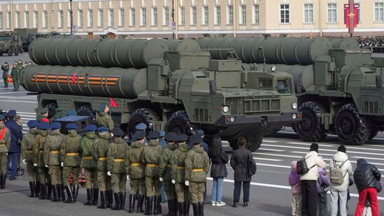 ಎಸ್ -400 ವ್ಯವಸ್ಥೆಯ ಪ್ರಭಾವಶಾಲಿ ಹಾಗೂ ದೀರ್ಘ-ವ್ಯಾಪ್ತಿಯ ಸಾಮರ್ಥ್ಯವೇ ನೆರೆಯ ಹಾಗೂ ನ್ಯಾಟೋ ಸದಸ್ಯ ರಾಷ್ಟ್ರಗಳ ನಿದ್ದೆಗೆಡಿಸಿದೆ. ಭಾರತಕ್ಕೆ ಎಸ್ -400 ವಾಯು ರಕ್ಷಣಾ ವ್ಯವಸ್ಥೆಯನ್ನು ಕೊಡುವ ದೇಶ ರಷ್ಯಾ. ಮಿತ್ರರಾಷ್ಟ್ರದಿಂದ ಎಸ್ -400 ತಲುಪಿಸುವ ಒಪ್ಪಂದಕ್ಕೆ 2018ರ ಅಕ್ಟೋಬರ್ 5ರಂದು ಸಹಿ ಹಾಕಲಾಯಿತು. 2018ರಲ್ಲಿ, ಎಸ್ -400 ವಾಯು ರಕ್ಷಣಾ ಕ್ಷಿಪಣಿ ವ್ಯವಸ್ಥೆಯ ಐದು ಘಟಕಗಳನ್ನು ಸ್ವಾಧೀನಪಡಿಸಿಕೊಳ್ಳಲು ಭಾರತವು ರಷ್ಯಾದೊಂದಿಗೆ 5 ಬಿಲಿಯನ್ ಡಾಲರ್ ಒಪ್ಪಂದ ಮಾತ್ತು. ಎಸ್ -400 ವ್ಯವಸ್ಥೆಯ ಪ್ರಭಾವಶಾಲಿ ಹಾಗೂ ದೀರ್ಘ-ವ್ಯಾಪ್ತಿಯ ಸಾಮರ್ಥ್ಯವೇ ನೆರೆಯ ಹಾಗೂ ನ್ಯಾಟೋ ಸದಸ್ಯ ರಾಷ್ಟ್ರಗಳ ನಿದ್ದೆಗೆಡಿಸಿದೆ. ಭಾರತಕ್ಕೆ ಎಸ್ -400 ವಾಯು ರಕ್ಷಣಾ ವ್ಯವಸ್ಥೆಯನ್ನು ಕೊಡುವ ದೇಶ ರಷ್ಯಾ. ಮಿತ್ರರಾಷ್ಟ್ರದಿಂದ ಎಸ್ -400 ತಲುಪಿಸುವ ಒಪ್ಪಂದಕ್ಕೆ 2018ರ ಅಕ್ಟೋಬರ್ 5ರಂದು ಸಹಿ ಹಾಕಲಾಯಿತು. 2018ರಲ್ಲಿ, ಎಸ್ -400 ವಾಯು ರಕ್ಷಣಾ ಕ್ಷಿಪಣಿ ವ್ಯವಸ್ಥೆಯ ಐದು ಘಟಕಗಳನ್ನು ಸ್ವಾಧೀನಪಡಿಸಿಕೊಳ್ಳಲು ಭಾರತವು ರಷ್ಯಾದೊಂದಿಗೆ 5 ಬಿಲಿಯನ್ ಡಾಲರ್ ಒಪ್ಪಂದ ಮಾತ್ತು.