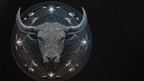 ವೃಷಭ ರಾಶಿ: ಮಿಥುನ ರಾಶಿಗೆ ಗುರುವಿನ ಪ್ರವೇಶವು ವೃಷಭ ರಾಶಿಯವರಿಗೆ ತುಂಬಾ ಪ್ರಯೋಜನಕಾರಿಯಾಗಲಿದೆ. ಗುರು ಈ ರಾಶಿಯ ಎರಡನೇ ಮನೆಯಲ್ಲಿ ವಾಸಿಸುತ್ತಾನೆ. ಜೀವನದಲ್ಲಿ ಉತ್ತಮ ಫಲಿತಾಂಶಗಳನ್ನು ಕಾಣಬಹುದು. ಹೊಸ ಆದಾಯದ ಮೂಲಗಳು ತೆರೆದುಕೊಳ್ಳುತ್ತವೆ. ಕುಟುಂಬ ಸದಸ್ಯರ ನಡುವಿನ ನಿರಂತರ ಭಿನ್ನಾಭಿಪ್ರಾಯಗಳನ್ನು ತೆಗೆದುಹಾಕುವ ಸಾಧ್ಯತೆಯಿದೆ, ಆರ್ಥಿಕ ಪರಿಸ್ಥಿತಿಯೂ ಸುಧಾರಿಸುತ್ತದೆ. ದೀರ್ಘಕಾಲದ ನಗದು ಬಿಕ್ಕಟ್ಟಿಗೆ ಪರಿಹಾರ ಸಿಗುತ್ತದೆ. ಯಾವುದೇ ಹೂಡಿಕೆ ಮಾಡುವ ಮೊದಲು ಎಚ್ಚರಿಕೆಯಿಂದ ಯೋಚಿಬೇಕಾಗುತ್ತೆ.