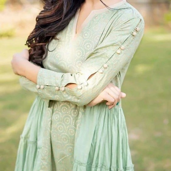 ಕುರ್ತಾದ ತೋಳುಗಳನ್ನು ಅಗಲವಾಗಿ ಹೊಲಿಸಿ ಕಟ್ ವಿನ್ಯಾಸವನ್ನು ಮಾಡಬಹುದು. ಇದು ಬೇಸಿಗೆಗೆ ಸೂಕ್ತವಾಗಿದೆ. ಕಟ್ ಮಾಡುವ ಮೂಲಕ ಪೂರ್ಣ ತೋಳನ್ನು ಈ ರೀತಿಯಲ್ಲಿ ಹೊಲಿಸಿ. ಕ್ಲಾಸಿಕ್ ಲುಕ್ಗಾಗಿ ಬಟನ್ ಹೊಲಿಸಲು ಮರೆಯದಿರಿ. ಕುರ್ತಾದ ತೋಳುಗಳನ್ನು ಅಗಲವಾಗಿ ಹೊಲಿಸಿ ಕಟ್ ವಿನ್ಯಾಸವನ್ನು ಮಾಡಬಹುದು. ಇದು ಬೇಸಿಗೆಗೆ ಸೂಕ್ತವಾಗಿದೆ. ಕಟ್ ಮಾಡುವ ಮೂಲಕ ಪೂರ್ಣ ತೋಳನ್ನು ಈ ರೀತಿಯಲ್ಲಿ ಹೊಲಿಸಿ. ಕ್ಲಾಸಿಕ್ ಲುಕ್ಗಾಗಿ ಬಟನ್ ಹೊಲಿಸಲು ಮರೆಯದಿರಿ.