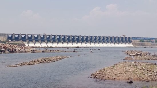 ವಿಜಯಪುರ ಜಿಲ್ಲೆಯ ಆಲಮಟ್ಟಿ ಜಲಾಶಯದಲ್ಲಿ ನೀರಿನ ಪ್ರಮಾಣ 24.53ಟಿಎಂಸಿ ಇದೆ. ಸದ್ಯ ಶೇ.20 ರಷ್ಟು ನೀರು ಸಂಗ್ರಹವಾಗಿದೆ.ಕಳೆದ ವರ್ಷ ಇದೇ ದಿನ 30.14 ಟಿಎಂಸಿ ನೀರು ಜಲಾಶಯದಲ್ಲಿ ಸಂಗ್ರಹವಿತ್ತು. ವಿಜಯಪುರ ಜಿಲ್ಲೆಯ ಆಲಮಟ್ಟಿ ಜಲಾಶಯದಲ್ಲಿ ನೀರಿನ ಪ್ರಮಾಣ 24.53ಟಿಎಂಸಿ ಇದೆ. ಸದ್ಯ ಶೇ.20 ರಷ್ಟು ನೀರು ಸಂಗ್ರಹವಾಗಿದೆ.ಕಳೆದ ವರ್ಷ ಇದೇ ದಿನ 30.14 ಟಿಎಂಸಿ ನೀರು ಜಲಾಶಯದಲ್ಲಿ ಸಂಗ್ರಹವಿತ್ತು.