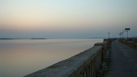 ಮಂಡ್ಯ ಜಿಲ್ಲೆಯ ಕೆಆರ್ಎಸ್ ಜಲಾಶಯದಲ್ಲಿ ನೀರಿನ ಪ್ರಮಾಣ 18.23 ಟಿಎಂಸಿ ಇದೆ. ಸದ್ಯ ಶೇ.37 ರಷ್ಟು ನೀರು ಸಂಗ್ರಹವಾಗಿದೆ.ಕಳೆದ ವರ್ಷ ಇದೇ ದಿನ 10.78 ಟಿಎಂಸಿ ನೀರು ಜಲಾಶಯದಲ್ಲಿ ಸಂಗ್ರಹವಿತ್ತು. ಮಂಡ್ಯ ಜಿಲ್ಲೆಯ ಕೆಆರ್ಎಸ್ ಜಲಾಶಯದಲ್ಲಿ ನೀರಿನ ಪ್ರಮಾಣ 18.23 ಟಿಎಂಸಿ ಇದೆ. ಸದ್ಯ ಶೇ.37 ರಷ್ಟು ನೀರು ಸಂಗ್ರಹವಾಗಿದೆ.ಕಳೆದ ವರ್ಷ ಇದೇ ದಿನ 10.78 ಟಿಎಂಸಿ ನೀರು ಜಲಾಶಯದಲ್ಲಿ ಸಂಗ್ರಹವಿತ್ತು.