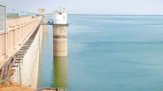 ಯಾದಗಿರಿ ಜಿಲ್ಲೆಯ ನಾರಾಯಣಪುರ ಜಲಾಶಯದಲ್ಲಿ ನೀರಿನ ಪ್ರಮಾಣ 17.70 ಟಿಎಂಸಿ ಇದೆ. ಸದ್ಯ ಶೇ. 53 ರಷ್ಟು ನೀರು ಸಂಗ್ರಹವಾಗಿದೆ.ಕಳೆದ ವರ್ಷ ಇದೇ ದಿನ 15.70 ಟಿಎಂಸಿ ನೀರು ಜಲಾಶಯದಲ್ಲಿ ಸಂಗ್ರಹವಿತ್ತು. ಯಾದಗಿರಿ ಜಿಲ್ಲೆಯ ನಾರಾಯಣಪುರ ಜಲಾಶಯದಲ್ಲಿ ನೀರಿನ ಪ್ರಮಾಣ 17.70 ಟಿಎಂಸಿ ಇದೆ. ಸದ್ಯ ಶೇ. 53 ರಷ್ಟು ನೀರು ಸಂಗ್ರಹವಾಗಿದೆ.ಕಳೆದ ವರ್ಷ ಇದೇ ದಿನ 15.70 ಟಿಎಂಸಿ ನೀರು ಜಲಾಶಯದಲ್ಲಿ ಸಂಗ್ರಹವಿತ್ತು.