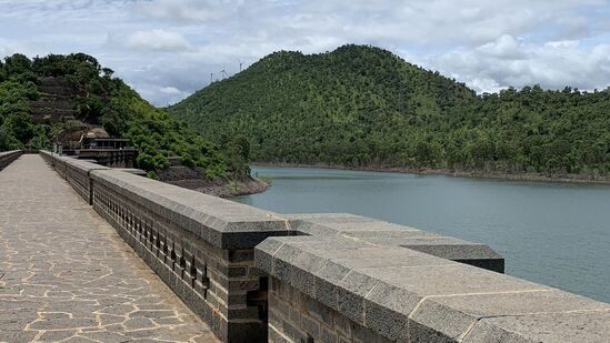 ಚಿತ್ರದುರ್ಗ ಜಿಲ್ಲೆಯ ವಾಣಿ ವಿಲಾಸಸಾಗರ ಜಲಾಶಯದಲ್ಲಿ ನೀರಿನ ಪ್ರಮಾಣ 27.74 ಟಿಎಂಸಿ ಇದೆ. ಸದ್ಯ ಶೇ. 91 ರಷ್ಟು ನೀರು ಸಂಗ್ರಹವಾಗಿದೆ.ಕಳೆದ ವರ್ಷ ಇದೇ ದಿನ 16.94ಟಿಎಂಸಿ ನೀರು ಜಲಾಶಯದಲ್ಲಿ ಸಂಗ್ರಹವಿತ್ತು. ಚಿತ್ರದುರ್ಗ ಜಿಲ್ಲೆಯ ವಾಣಿ ವಿಲಾಸಸಾಗರ ಜಲಾಶಯದಲ್ಲಿ ನೀರಿನ ಪ್ರಮಾಣ 27.74 ಟಿಎಂಸಿ ಇದೆ. ಸದ್ಯ ಶೇ. 91 ರಷ್ಟು ನೀರು ಸಂಗ್ರಹವಾಗಿದೆ.ಕಳೆದ ವರ್ಷ ಇದೇ ದಿನ 16.94ಟಿಎಂಸಿ ನೀರು ಜಲಾಶಯದಲ್ಲಿ ಸಂಗ್ರಹವಿತ್ತು.