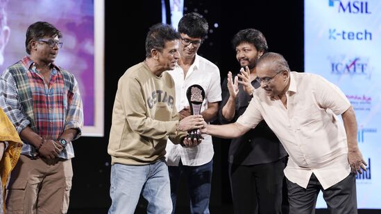 ಚಂದನವನ ಫಿಲ್ಮ್ ಕ್ರಿಟಿಕ್ಸ್ ಅಕಾಡೆಮಿ ಪ್ರಶಸ್ತಿ ಪ್ರದಾನ ಸಮಾರಂಭದಲ್ಲಿ ಸ್ಯಾಂಡಲ್‌ವುಡ್‌ ನಟ ಶಿವರಾಜ್‌ಕುಮಾರ್‌ ಅವರಿಗೆ ಜೀವಮಾನ ಸಾಧನೆ ಪ್ರಶಸ್ತಿ ನೀಡಿ ಗೌರವಿಸಲಾಯಿತು. 