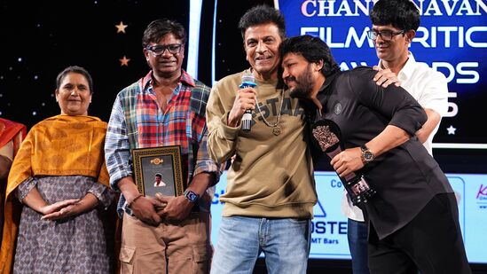 'ಗೋಲ್ಡನ್ ಸ್ಟಾರ್' ಗಣೇಶ್ ಅವರು 'ಕೃಷ್ಣಂ ಪ್ರಣಯ ಸಖಿ' ಚಿತ್ರದಲ್ಲಿನ ತಮ್ಮ ಅಭಿನಯಕ್ಕಾಗಿ ಅತ್ಯುತ್ತಮ ನಟ ಪ್ರಶಸ್ತಿಯನ್ನು ಪಡೆದುಕೊಂಡರು. <p>'ಗೋಲ್ಡನ್ ಸ್ಟಾರ್' ಗಣೇಶ್ ಅವರು 'ಕೃಷ್ಣಂ ಪ್ರಣಯ ಸಖಿ' ಚಿತ್ರದಲ್ಲಿನ ತಮ್ಮ ಅಭಿನಯಕ್ಕಾಗಿ ಅತ್ಯುತ್ತಮ ನಟ ಪ್ರಶಸ್ತಿಯನ್ನು ಪಡೆದುಕೊಂಡರು. </p>