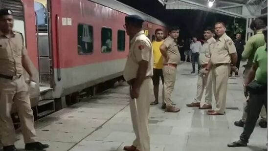 ವಾಡಿ ನಿಲ್ದಾಣದಲ್ಲಿ ಕರ್ನಾಟಕ ಎಕ್ಸ್ಪ್ರೆಸ್ ರೈಲು ನಿಲ್ಲಿಸಿ ಬಾಂಬ್ಗಾಗಿ ಶೋಧ ನಡೆಸಿದ ಪೊಲೀಸರು. ವಾಡಿ ನಿಲ್ದಾಣದಲ್ಲಿ ಕರ್ನಾಟಕ ಎಕ್ಸ್ಪ್ರೆಸ್ ರೈಲು ನಿಲ್ಲಿಸಿ ಬಾಂಬ್ಗಾಗಿ ಶೋಧ ನಡೆಸಿದ ಪೊಲೀಸರು.