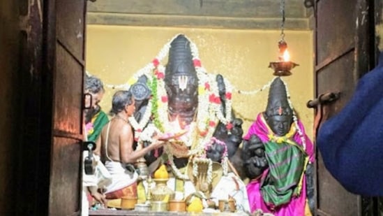 ತಿರುಕ್ಕುರಳ್ ನರಸಿಂಹಸ್ವಾಮಿ ದೇವಾಲಯದಲ್ಲಿ ಪೂಜೆ ಮಾಡಿಸಿದರೆ ಭೂವಿವಾದಗಳು ಬಗೆಹರಿಯುತ್ತವೆ ಎಂಬ ನಂಬಿಕೆ ಇದೆ. ಈ ದೇವಾಲಯ ಕುರಿತ ಮಾಹಿತಿ ಇಲ್ಲಿದೆ ತಿರುಕ್ಕುರಳ್ ನರಸಿಂಹಸ್ವಾಮಿ ದೇವಾಲಯದಲ್ಲಿ ಪೂಜೆ ಮಾಡಿಸಿದರೆ ಭೂವಿವಾದಗಳು ಬಗೆಹರಿಯುತ್ತವೆ ಎಂಬ ನಂಬಿಕೆ ಇದೆ. ಈ ದೇವಾಲಯ ಕುರಿತ ಮಾಹಿತಿ ಇಲ್ಲಿದೆ