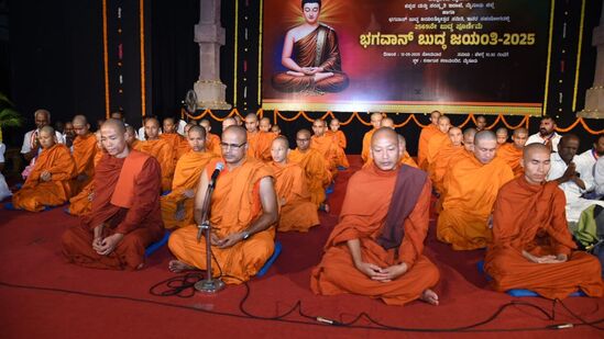ಮೈಸೂರಿನ ಪುರಭವನದಲ್ಲಿ ಆಯೋಜಿಸಲಾಗಿದ್ದ ಬುದ್ದ ಜಯಂತಿಯಲ್ಲಿ ಪಾಲ್ಗೊಂಡ ಬೌದ್ದ ಗುರುಗಳು.