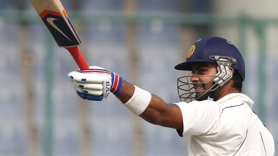 ವಿರಾಟ್ ಕೊಹ್ಲಿ ರಣಜಿ ಟ್ರೋಫಿಯಲ್ಲಿ ದೆಹಲಿ ಪರ ಆಡಿದ 24 ಪಂದ್ಯಗಳಿಂದ 1580 ರನ್ ಗಳಿಸಿದ್ದಾರೆ.