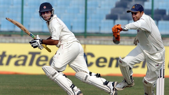 ತಮ್ಮ ಎರಡನೇ ರಣಜಿ ಪಂದ್ಯದಲ್ಲಿಯೇ ಕೊಹ್ಲಿ ಗಮನಾರ್ಹ ಪ್ರಬುದ್ಧತೆ ಪ್ರದರ್ಶಿಸಿದರು. ವೈಯಕ್ತಿಕ ಬದುಕಿನಲ್ಲಿ ದುರಂತ ಅನುಭವಿಸಿದ್ದರೂ ತಂಡಕ್ಕಾಗಿ ಪ್ರಬಿದ್ಧ ನಿರ್ಧಾರಕ್ಕೆ ಬಂದಿದ್ದರು. ತಂದೆಯನ್ನು ಕಳೆದುಕೊಂಡ ಮರುದಿನವೇ, ದುಃಖದ ಮಡುವಿನಲ್ಲಿದ್ದರೂ 90 ರನ್‌ ಗಳಿಸಿದರು. ಅದು ಶತಕಕ್ಕಿಂತ ದೊಡ್ಡದು. ಈ ಇನ್ನಿಂಗ್ಸ್‌ ಕರ್ನಾಟಕದ ವಿರುದ್ಧ ದೆಹಲಿ ತಂಡವನ್ನು ಸೋಲಿನ ಭೀತಿಯಿಂದ ಪಾರು ಮಾಡಿತು.