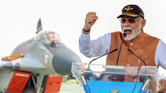 ಆದಂಪುರ ವಾಯುನೆಲೆಯಿಂದ ಪಾಕಿಸ್ತಾನಕ್ಕೆ ಪ್ರಧಾನಿ ನರೇಂದ್ರ ಮೋದಿ ಎಚ್ಚರಿಕೆ ಆದಂಪುರ ವಾಯುನೆಲೆಯಿಂದ ಪಾಕಿಸ್ತಾನಕ್ಕೆ ಪ್ರಧಾನಿ ನರೇಂದ್ರ ಮೋದಿ ಎಚ್ಚರಿಕೆ