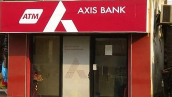 ದರೋಡೆಗೆ ಒಳಗಾದ ಆಕ್ಸಿಸ್ ಬ್ಯಾಂಕ್ ಎಟಿಎಂ ಅನ್ನು ಹಿಟಾಚಿ ಪೇಮೆಂಟ್ ಸರ್ವೀಸಸ್ ಪ್ರೈವೇಟ್ ಲಿಮಿಟೆಡ್ ನಿರ್ವಹಿಸುತ್ತಿದೆ. ತಮಿಳುನಾಡು ಚೆನ್ನೈನ ಸಿಲಿಕಾನ್ ಟವರ್ನಲ್ಲಿ ಇದರ ಪ್ರಧಾನ ಕಚೇರಿ ಇರುವಂಥದ್ದು. ದರೋಡೆ ನಡೆದಿರುವ ಬಗ್ಗೆ ಕಂಪನಿಯ ವಕೀಲ ಗೌರವ್ ಕುಮಾರ್ ದೂರು ನೀಡಿದ್ದರು. (ಸಾಂಕೇತಿಕ ಚಿತ್ರ) ದರೋಡೆಗೆ ಒಳಗಾದ ಆಕ್ಸಿಸ್ ಬ್ಯಾಂಕ್ ಎಟಿಎಂ ಅನ್ನು ಹಿಟಾಚಿ ಪೇಮೆಂಟ್ ಸರ್ವೀಸಸ್ ಪ್ರೈವೇಟ್ ಲಿಮಿಟೆಡ್ ನಿರ್ವಹಿಸುತ್ತಿದೆ. ತಮಿಳುನಾಡು ಚೆನ್ನೈನ ಸಿಲಿಕಾನ್ ಟವರ್ನಲ್ಲಿ ಇದರ ಪ್ರಧಾನ ಕಚೇರಿ ಇರುವಂಥದ್ದು. ದರೋಡೆ ನಡೆದಿರುವ ಬಗ್ಗೆ ಕಂಪನಿಯ ವಕೀಲ ಗೌರವ್ ಕುಮಾರ್ ದೂರು ನೀಡಿದ್ದರು. (ಸಾಂಕೇತಿಕ ಚಿತ್ರ)