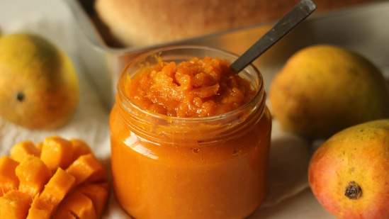 ಬೇಕಾಗುವ ಸಾಮಗ್ರಿಗಳು: ಮಾವಿನಹಣ್ಣು – ಮೂರು, ಸಕ್ಕರೆ - 300 ಗ್ರಾಂ, ನಿಂಬೆ ರಸ - ಒಂದು ಚಮಚ.