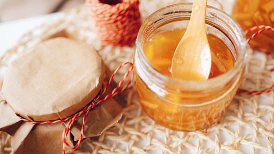 ಪಾಕವಿಧಾನ: ಮಾವಿನಹಣ್ಣಿನ ಜಾಮ್ ತಯಾರಿಸಲು ನೀವು ಯಾವುದೇ ರೀತಿಯ ಮಾವಿನಹಣ್ಣುಗಳನ್ನು ತೆಗೆದುಕೊಳ್ಳಬಹುದು. ಆದರೆ, ಹೆಚ್ಚು ತಿರುಳನ್ನು ಹೊಂದಿರುವ ಮಾವಿನ ಹಣ್ಣನ್ನು ತೆಗೆದುಕೊಳ್ಳುವುದು ಉತ್ತಮ.