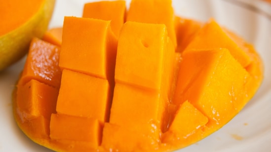 ಮೊದಲಿಗೆ ಮಾವಿನ ಹಣ್ಣಿನ ಸಿಪ್ಪೆ ತೆಗೆದು ತಿರುಳನ್ನು ಒಂದು ಬಟ್ಟಲಿನಲ್ಲಿ ಹಾಕಿ. ಇದನ್ನು ಮಿಕ್ಸಿಯಲ್ಲಿ ಹಾಕಿ ಒಮ್ಮೆ ರುಬ್ಬಿಕೊಳ್ಳಿ. ಮೃದುವಾದ, ರಸಭರಿತ ಪ್ಯೂರಿ ಸಿದ್ಧವಾಗುತ್ತದೆ.