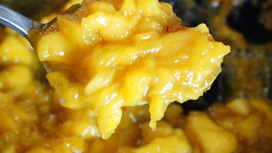 ಇಡೀ ಮಿಶ್ರಣವನ್ನು ಐದು ನಿಮಿಷಗಳ ಕಾಲ ಬೇಯಿಸಿ. ಇದರ ಬಣ್ಣವು ಸ್ವಲ್ಪ ಪಾರದರ್ಶಕವಾಗಲು ಪ್ರಾರಂಭಿಸುತ್ತದೆ ಅಥವಾ ಗುಳ್ಳೆಗಳು ಕಾಣಿಸಿಕೊಳ್ಳುತ್ತವೆ. ಈ ವೇಳೆ ಅದರ ಮೇಲೆ ಮುಚ್ಚಳವನ್ನು ಇರಿಸಿ. ಆದರೆ ಅದನ್ನು ಸಂಪೂರ್ಣವಾಗಿ ಮುಚ್ಚುವ ಬದಲು, ಮುಚ್ಚಳವನ್ನು ಅರ್ಧ ಮುಚ್ಚಿರುವಂತೆ ಇರಿಸಿ. ಜಾಮ್ ಸ್ವಲ್ಪ ತೆಳುವಾದಾಗ ಮುಚ್ಚಳವನ್ನು ತೆಗೆದು ಒಲೆಯನ್ನು ಆಫ್ ಮಾಡಿ.