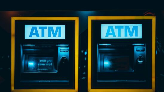 ಆತ ಎಟಿಎಂ ಯಂತ್ರವನ್ನು ಬುಡ ಸಹಿತ ಕಿತ್ತು ಹಾಕಿಲ್ಲ. ಅದನ್ನು ಒಡೆದು ಹಾಕಿಲ್ಲ. ಅಥವಾ ಹಿಂಬದಿಯಿಂದ ಮುರಿದು ಹಣ ತೆಗೆದುಕೊಂಡಿಲ್ಲ. ಈ ವಿಲಕ್ಷಣ ದರೋಡೆಯ ದೂರು ದಾಖಲಿಸಿಕೊಂಡ ಗುರುಗ್ರಾಮ ಪೊಲೀಸರು ತನಿಖೆ ನಡೆಸಿದ್ದಾರೆ. (ಸಾಂಕೇತಿಕ ಚಿತ್ರ) ಆತ ಎಟಿಎಂ ಯಂತ್ರವನ್ನು ಬುಡ ಸಹಿತ ಕಿತ್ತು ಹಾಕಿಲ್ಲ. ಅದನ್ನು ಒಡೆದು ಹಾಕಿಲ್ಲ. ಅಥವಾ ಹಿಂಬದಿಯಿಂದ ಮುರಿದು ಹಣ ತೆಗೆದುಕೊಂಡಿಲ್ಲ. ಈ ವಿಲಕ್ಷಣ ದರೋಡೆಯ ದೂರು ದಾಖಲಿಸಿಕೊಂಡ ಗುರುಗ್ರಾಮ ಪೊಲೀಸರು ತನಿಖೆ ನಡೆಸಿದ್ದಾರೆ. (ಸಾಂಕೇತಿಕ ಚಿತ್ರ)