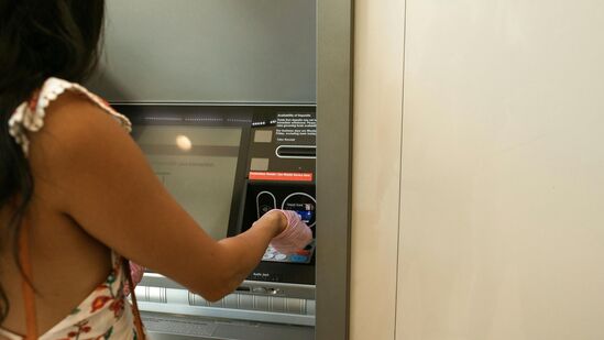 ಪ್ರತಿ ಎಟಿಎಂಗೆ ಅಲಾರಂ ಸಂಪರ್ಕ ಕಲ್ಪಿಸಲಾಗಿದೆ. ಯಾವುದೇ ರೀತಿಯ ತೊಂದರೆ ಇದ್ದರೆ, ಅದು ಕೂಡಲೇ ಸದ್ದು ಮಾಡುತ್ತದೆ. ಆದರೆ ಇಲ್ಲಿ ಅದು ನಡೆದಿರಲಿಲ್ಲ. ರಿಕೋ ಕಂಪನಿ ಮತ್ತು ಈ ಎಟಿಎಂ ಸುತ್ತಮುತ್ತಲಿನ ಸಿಸಿಟಿವಿ ಕ್ಯಾಮೆರಾಗಳನ್ನು ಪೊಲೀಸರು ಪರಿಶೀಲಿಸಿದ್ದಾರೆ. (ಸಾಂಕೇತಿಕ ಚಿತ್ರ) ಪ್ರತಿ ಎಟಿಎಂಗೆ ಅಲಾರಂ ಸಂಪರ್ಕ ಕಲ್ಪಿಸಲಾಗಿದೆ. ಯಾವುದೇ ರೀತಿಯ ತೊಂದರೆ ಇದ್ದರೆ, ಅದು ಕೂಡಲೇ ಸದ್ದು ಮಾಡುತ್ತದೆ. ಆದರೆ ಇಲ್ಲಿ ಅದು ನಡೆದಿರಲಿಲ್ಲ. ರಿಕೋ ಕಂಪನಿ ಮತ್ತು ಈ ಎಟಿಎಂ ಸುತ್ತಮುತ್ತಲಿನ ಸಿಸಿಟಿವಿ ಕ್ಯಾಮೆರಾಗಳನ್ನು ಪೊಲೀಸರು ಪರಿಶೀಲಿಸಿದ್ದಾರೆ. (ಸಾಂಕೇತಿಕ ಚಿತ್ರ)