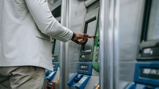 ಗುರುಗ್ರಾಮ್ ಪೊಲೀಸರು ಈ ಕಂಪನಿಗೆ ನೋಟಿಸ್ ನೀಡಿದ್ದಾರೆ. ಇದು ಕಳ್ಳತನದ ಈ ಘಟನೆಗೆ ಸಂಬಂಧಿಸಿದ ಕೆಲವು ಪ್ರಶ್ನೆಗಳಿಗೆ ಉತ್ತರಗಳನ್ನು ಹುಡುಕುತ್ತದೆ. ನಿರ್ವಹಣಾ ತಂಡದ ಅಧಿಕಾರಿ ಅಥವಾ ಉದ್ಯೋಗಿ ಈ ಕಳ್ಳರೊಂದಿಗೆ ಶಾಮೀಲಾಗಿರಬಹುದು ಎಂದು ಪೊಲೀಸರು ಶಂಕಿಸಿದ್ದಾರೆ. (ಸಾಂಕೇತಿಕ ಚಿತ್ರ) ಗುರುಗ್ರಾಮ್ ಪೊಲೀಸರು ಈ ಕಂಪನಿಗೆ ನೋಟಿಸ್ ನೀಡಿದ್ದಾರೆ. ಇದು ಕಳ್ಳತನದ ಈ ಘಟನೆಗೆ ಸಂಬಂಧಿಸಿದ ಕೆಲವು ಪ್ರಶ್ನೆಗಳಿಗೆ ಉತ್ತರಗಳನ್ನು ಹುಡುಕುತ್ತದೆ. ನಿರ್ವಹಣಾ ತಂಡದ ಅಧಿಕಾರಿ ಅಥವಾ ಉದ್ಯೋಗಿ ಈ ಕಳ್ಳರೊಂದಿಗೆ ಶಾಮೀಲಾಗಿರಬಹುದು ಎಂದು ಪೊಲೀಸರು ಶಂಕಿಸಿದ್ದಾರೆ. (ಸಾಂಕೇತಿಕ ಚಿತ್ರ)