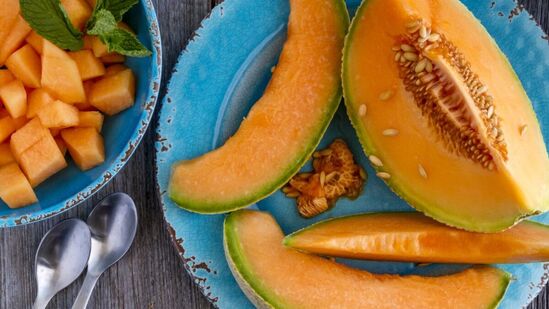 ಕರ್ಬೂಜ ತಿಂದ ತಕ್ಷಣ ಮಸಾಲೆಯುಕ್ತ, ಖಾರದ ಅಥವಾ ಹುರಿದ ಆಹಾರವನ್ನು ಸೇವಿಸಬಾರದು. ಇದರಿಂದ ಹೊಟ್ಟೆಯ ಒಳಪದರದ ಮೇಲೆ ಒತ್ತಡ ಬೀಳುತ್ತದೆ ಮತ್ತು ಜೀರ್ಣಕ್ರಿಯೆಯ ಮೇಲೆ ಪರಿಣಾಮ ಬೀರುತ್ತದೆ. ವಿಶೇಷವಾಗಿ ಆಗಾಗ್ಗೆ ಹೊಟ್ಟೆ ನೋವು ಇರುವವರು ತಪ್ಪಿಯೂ ಕರ್ಬೂಜ ಹಾಗೂ ಮಸಾಲೆ, ಖಾರದ ಪದಾರ್ಥಗಳನ್ನು ಒಟ್ಟಿಗೆ ತಿನ್ನಬಾರದು. ಕರ್ಬೂಜ ತಿಂದ ತಕ್ಷಣ ಮಸಾಲೆಯುಕ್ತ, ಖಾರದ ಅಥವಾ ಹುರಿದ ಆಹಾರವನ್ನು ಸೇವಿಸಬಾರದು. ಇದರಿಂದ ಹೊಟ್ಟೆಯ ಒಳಪದರದ ಮೇಲೆ ಒತ್ತಡ ಬೀಳುತ್ತದೆ ಮತ್ತು ಜೀರ್ಣಕ್ರಿಯೆಯ ಮೇಲೆ ಪರಿಣಾಮ ಬೀರುತ್ತದೆ. ವಿಶೇಷವಾಗಿ ಆಗಾಗ್ಗೆ ಹೊಟ್ಟೆ ನೋವು ಇರುವವರು ತಪ್ಪಿಯೂ ಕರ್ಬೂಜ ಹಾಗೂ ಮಸಾಲೆ, ಖಾರದ ಪದಾರ್ಥಗಳನ್ನು ಒಟ್ಟಿಗೆ ತಿನ್ನಬಾರದು.