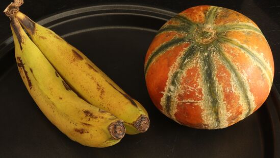 ಕರ್ಬೂಜ ತಿಂದ ತಕ್ಷಣ ಅಥವಾ ಅದರ ಜೊತೆ ಬಾಳೆಹಣ್ಣನ್ನು ಎಂದಿಗೂ ತಿನ್ನಬಾರದು. ಬಾಳೆಹಣ್ಣಿನಲ್ಲಿ ನಾರಿನಂಶ ಹೇರಳವಾಗಿದ್ದು, ಜೀರ್ಣವಾಗಲು ಸಮಯ ತೆಗೆದುಕೊಳ್ಳುತ್ತದೆ. ಕರ್ಬೂಜ ಜೊತೆ ತಿಂದಾಗ ಅಜೀರ್ಣ ಅಥವಾ ಹೊಟ್ಟೆ ಉಬ್ಬರದ ಸಮಸ್ಯೆ ಎದುರಾಗಬಹುದು. ಕರ್ಬೂಜ ತಿಂದ ತಕ್ಷಣ ಅಥವಾ ಅದರ ಜೊತೆ ಬಾಳೆಹಣ್ಣನ್ನು ಎಂದಿಗೂ ತಿನ್ನಬಾರದು. ಬಾಳೆಹಣ್ಣಿನಲ್ಲಿ ನಾರಿನಂಶ ಹೇರಳವಾಗಿದ್ದು, ಜೀರ್ಣವಾಗಲು ಸಮಯ ತೆಗೆದುಕೊಳ್ಳುತ್ತದೆ. ಕರ್ಬೂಜ ಜೊತೆ ತಿಂದಾಗ ಅಜೀರ್ಣ ಅಥವಾ ಹೊಟ್ಟೆ ಉಬ್ಬರದ ಸಮಸ್ಯೆ ಎದುರಾಗಬಹುದು.