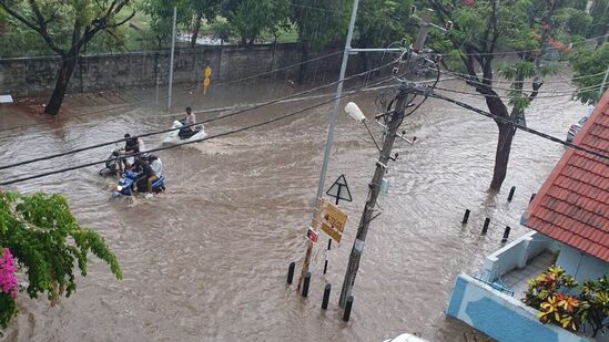 ಬೆಂಗಳೂರಿನ ಎಚ್ಬಿಆರ್ ಬಡಾವಣೆಯಲ್ಲಿ ಸುರಿದ ಭಾರೀ ಮಳೆಯಿಂದ ದ್ವೀಪದ ವಾತಾವರಣ ನಿರ್ಮಾಣವಾಗಿತ್ತು. ನೀರು ಹರಿಯಲು ಸರಿಯಾದ ಚರಂಡಿ ವ್ಯವಸ್ಥೆಯಿಲ್ಲದೇ ರಸ್ತೆಯಲ್ಲಿಯೇ ನೀರು ನಿಂತಿದ್ದರಿಂದ ವಾಹನ ಸವಾರರು ಪರದಾಡಬೇಕಾಯಿತು, <p>ಬೆಂಗಳೂರಿನ ಎಚ್ಬಿಆರ್ ಬಡಾವಣೆಯಲ್ಲಿ ಸುರಿದ ಭಾರೀ ಮಳೆಯಿಂದ ದ್ವೀಪದ ವಾತಾವರಣ ನಿರ್ಮಾಣವಾಗಿತ್ತು. ನೀರು ಹರಿಯಲು ಸರಿಯಾದ ಚರಂಡಿ ವ್ಯವಸ್ಥೆಯಿಲ್ಲದೇ ರಸ್ತೆಯಲ್ಲಿಯೇ ನೀರು ನಿಂತಿದ್ದರಿಂದ ವಾಹನ ಸವಾರರು ಪರದಾಡಬೇಕಾಯಿತು,</p>