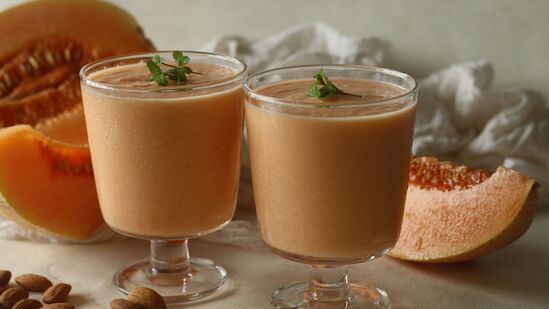 ಮೊಸರಿನಂತೆ, ಹಾಲನ್ನು ಕರ್ಬೂಜದೊಂದಿಗೆ ಅಥವಾ ಅದನ್ನು ತಿಂದ ನಂತರ ಸೇವಿಸಬಾರದು. ಇದಕ್ಕೆ ಕಾರಣ ಎರಡರ ಜೀರ್ಣಕ್ರಿಯೆಯ ಸಮಯ. ಕರ್ಬೂಜ ಮತ್ತು ಹಾಲಿನ ಪಿಎಚ್ ಮಟ್ಟದಲ್ಲಿ ವ್ಯತ್ಯಾಸವಿದೆ. ಇದರಿಂದಾಗಿ ಇದು ಜೀರ್ಣಕ್ರಿಯೆಗೆ ಹಾನಿಕಾರಕವಾಗಬಹುದು. ಮೊಸರಿನಂತೆ, ಹಾಲನ್ನು ಕರ್ಬೂಜದೊಂದಿಗೆ ಅಥವಾ ಅದನ್ನು ತಿಂದ ನಂತರ ಸೇವಿಸಬಾರದು. ಇದಕ್ಕೆ ಕಾರಣ ಎರಡರ ಜೀರ್ಣಕ್ರಿಯೆಯ ಸಮಯ. ಕರ್ಬೂಜ ಮತ್ತು ಹಾಲಿನ ಪಿಎಚ್ ಮಟ್ಟದಲ್ಲಿ ವ್ಯತ್ಯಾಸವಿದೆ. ಇದರಿಂದಾಗಿ ಇದು ಜೀರ್ಣಕ್ರಿಯೆಗೆ ಹಾನಿಕಾರಕವಾಗಬಹುದು.