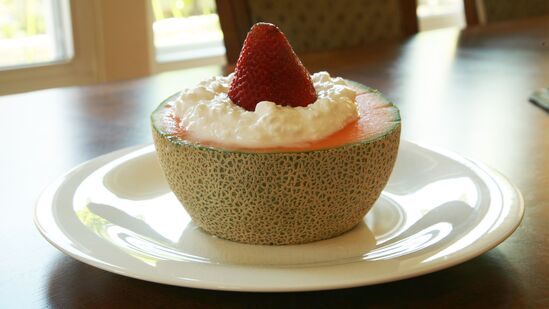 ಕರ್ಬೂಜದ ಜೊತೆ ಮೊಸರು ತಪ್ಪಿಯೂ ಸೇವಿಸಬಾರದು. ಕರ್ಬೂಜದಲ್ಲಿರುವ ನೀರಿನಾಂಶ ಹೊಟ್ಟೆಯಲ್ಲಿ ಆಮ್ಲವನ್ನು ಸೃಷ್ಟಿಸುತ್ತದೆ. ಆದರೆ ಮೊಸರು ತಿನ್ನುವುದರಿಂದ ಈ ಪ್ರಕ್ರಿಯೆ ನಿಲ್ಲುತ್ತದೆ. ಇದರಿಂದಾಗಿ ಅಜೀರ್ಣ ಸಮಸ್ಯೆ ಉಂಟಾಗಲು ಪ್ರಾರಂಭವಾಗುತ್ತದೆ. ಕರ್ಬೂಜದ ಜೊತೆ ಮೊಸರು ತಪ್ಪಿಯೂ ಸೇವಿಸಬಾರದು. ಕರ್ಬೂಜದಲ್ಲಿರುವ ನೀರಿನಾಂಶ ಹೊಟ್ಟೆಯಲ್ಲಿ ಆಮ್ಲವನ್ನು ಸೃಷ್ಟಿಸುತ್ತದೆ. ಆದರೆ ಮೊಸರು ತಿನ್ನುವುದರಿಂದ ಈ ಪ್ರಕ್ರಿಯೆ ನಿಲ್ಲುತ್ತದೆ. ಇದರಿಂದಾಗಿ ಅಜೀರ್ಣ ಸಮಸ್ಯೆ ಉಂಟಾಗಲು ಪ್ರಾರಂಭವಾಗುತ್ತದೆ.