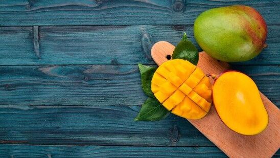 ಕ್ಯಾರೊಟಿನಾಯ್ಡ್ಗಳಲ್ಲಿ ಸಮೃದ್ಧವಾಗಿದೆ: ಮಾವಿನಹಣ್ಣಿನಲ್ಲಿ ಕ್ಯಾರೊಟಿನಾಯ್ಡ್ಗಳು ಸಮೃದ್ಧವಾಗಿವೆ. ಇದು ಪ್ರಬಲವಾದ ಉತ್ಕರ್ಷಣ ನಿರೋಧಕ ಗುಣಲಕ್ಷಣಗಳನ್ನು ಹೊಂದಿರುವ ಸಸ್ಯ ಸಂಯುಕ್ತ. ಮಾವಿನಲ್ಲಿ ಬೀಟಾ ಕ್ಯಾರೋಟಿನ್, ಲುಟೀನ್ ಮತ್ತು ಜಿಯಾಕ್ಸಾಂಥಿನ್ ಇದ್ದು, ಇವು ಕಣ್ಣಿನ ಆರೋಗ್ಯ ಮತ್ತು ರೋಗನಿರೋಧಕ ಶಕ್ತಿ ಹೆಚ್ಚಲು ಸಹಾಯ ಮಾಡುತ್ತವೆ. ಇದರಲ್ಲಿ ವಿಟಮಿನ್ ಎ ಕೂಡ ಇದ್ದು ಇದು ಸಂತಾನೋತ್ಪತ್ತಿ ಆರೋಗ್ಯಕ್ಕೆ ಪ್ರಮುಖ ಪೋಷಕಾಂಶವಾಗಿದೆ, ಏಕೆಂದರೆ ಇದು ವೀರ್ಯ ಮತ್ತು ಅಂಡಾಣುಗಳ ಬೆಳವಣಿಗೆಗೆ ಸಹಾಯ ಮಾಡುತ್ತದೆ. ಗರ್ಭಾವಸ್ಥೆಯಲ್ಲಿ ಭ್ರೂಣದ ಬೆಳವಣಿಗೆಯನ್ನು ಬೆಂಬಲಿಸುತ್ತದೆ. ಕ್ಯಾರೊಟಿನಾಯ್ಡ್ಗಳಲ್ಲಿ ಸಮೃದ್ಧವಾಗಿದೆ: ಮಾವಿನಹಣ್ಣಿನಲ್ಲಿ ಕ್ಯಾರೊಟಿನಾಯ್ಡ್ಗಳು ಸಮೃದ್ಧವಾಗಿವೆ. ಇದು ಪ್ರಬಲವಾದ ಉತ್ಕರ್ಷಣ ನಿರೋಧಕ ಗುಣಲಕ್ಷಣಗಳನ್ನು ಹೊಂದಿರುವ ಸಸ್ಯ ಸಂಯುಕ್ತ. ಮಾವಿನಲ್ಲಿ ಬೀಟಾ ಕ್ಯಾರೋಟಿನ್, ಲುಟೀನ್ ಮತ್ತು ಜಿಯಾಕ್ಸಾಂಥಿನ್ ಇದ್ದು, ಇವು ಕಣ್ಣಿನ ಆರೋಗ್ಯ ಮತ್ತು ರೋಗನಿರೋಧಕ ಶಕ್ತಿ ಹೆಚ್ಚಲು ಸಹಾಯ ಮಾಡುತ್ತವೆ. ಇದರಲ್ಲಿ ವಿಟಮಿನ್ ಎ ಕೂಡ ಇದ್ದು ಇದು ಸಂತಾನೋತ್ಪತ್ತಿ ಆರೋಗ್ಯಕ್ಕೆ ಪ್ರಮುಖ ಪೋಷಕಾಂಶವಾಗಿದೆ, ಏಕೆಂದರೆ ಇದು ವೀರ್ಯ ಮತ್ತು ಅಂಡಾಣುಗಳ ಬೆಳವಣಿಗೆಗೆ ಸಹಾಯ ಮಾಡುತ್ತದೆ. ಗರ್ಭಾವಸ್ಥೆಯಲ್ಲಿ ಭ್ರೂಣದ ಬೆಳವಣಿಗೆಯನ್ನು ಬೆಂಬಲಿಸುತ್ತದೆ.