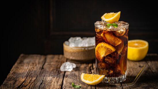 ಕರ್ಬೂಜವನ್ನು ಕುಡಿದ ತಕ್ಷಣ ತಂಪು ಪಾನೀಯಗಳನ್ನು ಕುಡಿಯುವುದು ಅಥವಾ ತಂಪು ಪಾನೀಯ ಕುಡಿದ ತಕ್ಷಣ ಕರ್ಬೂಜ ಸೇವಿಸುವುದರಿಂದ ಅಪಾಯ ತಪ್ಪಿದ್ದಲ್ಲ. ಇವೆರಡೂ ಒಟ್ಟಾಗಿ ಹೊಟ್ಟೆಯಲ್ಲಿ ಅನಿಲವನ್ನು ಉತ್ಪಾದಿಸುತ್ತವೆ. ಇದರಿಂದ ಗ್ಯಾಸ್ಟ್ರಿಕ್ ಸಮಸ್ಯೆ ಎದುರಾಗಬಹುದು. ಯಾವುದೇ ಹಣ್ಣು ತಿಂದ ಒಂದು ಗಂಟೆಯೊಳಗೆ ತಪ್ಪಿಯೂ ಸೋಡಾ ಅಥವಾ ತಂಪು ಪಾನೀಯ ಕುಡಿಯಬೇಡಿ. ಕರ್ಬೂಜವನ್ನು ಕುಡಿದ ತಕ್ಷಣ ತಂಪು ಪಾನೀಯಗಳನ್ನು ಕುಡಿಯುವುದು ಅಥವಾ ತಂಪು ಪಾನೀಯ ಕುಡಿದ ತಕ್ಷಣ ಕರ್ಬೂಜ ಸೇವಿಸುವುದರಿಂದ ಅಪಾಯ ತಪ್ಪಿದ್ದಲ್ಲ. ಇವೆರಡೂ ಒಟ್ಟಾಗಿ ಹೊಟ್ಟೆಯಲ್ಲಿ ಅನಿಲವನ್ನು ಉತ್ಪಾದಿಸುತ್ತವೆ. ಇದರಿಂದ ಗ್ಯಾಸ್ಟ್ರಿಕ್ ಸಮಸ್ಯೆ ಎದುರಾಗಬಹುದು. ಯಾವುದೇ ಹಣ್ಣು ತಿಂದ ಒಂದು ಗಂಟೆಯೊಳಗೆ ತಪ್ಪಿಯೂ ಸೋಡಾ ಅಥವಾ ತಂಪು ಪಾನೀಯ ಕುಡಿಯಬೇಡಿ.