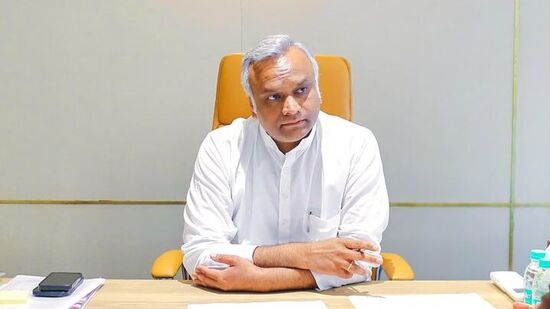 ಎಐಸಿಸಿ ಅಧ್ಯಕ್ಷ ಮಲ್ಲಿಕಾರ್ಜುನ ಖರ್ಗೆ ಅವರ ಪುತ್ರ, ಎರಡನೇ ಬಾರಿಗೆ ಸಚಿವರಾಗಿರುವ ಪ್ರಿಯಾಂಕ್‌ ಖರ್ಗೆ ಈ ಬಾರಿ ವಿವಾದದ ಹೇಳಿಕೆಗಳ ಮೂಲಕವೇ ಸದ್ದು ಮಾಡುತ್ತಿದ್ದಾರೆ. ಎರಡು ಪ್ರಮುಖ ಖಾತೆ ಜತೆಗೆ ಕಲಬುರಗಿ ಉಸ್ತುವಾರಿ ಸಚಿವ ಸ್ಥಾನ ಹೊಂದಿದ್ದರೂ ನಿರೀಕ್ಷೆಯಷ್ಟು ಕೆಲಸ ಮಾಡಿಲ್ಲ ಎನ್ನುವ ಅಭಿಪ್ರಾಯ ಕೇಳಿ ಬಂದಿದೆ.