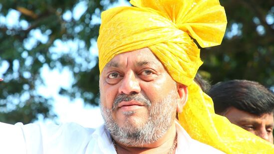 ದಾವಣಗೆರೆ ಜಿಲ್ಲಾ ಉಸ್ತುವಾರಿ ಸಚಿವ ಹಾಗೂ ಗಣಿ- ತೋಟಗಾರಿಕೆ ಸಚಿವರಾಗಿರುವ ಎಸ್‌.ಎಸ್.ಮಲ್ಲಿಕಾರ್ಜುನ ಅವರ ಶಾಮನೂರು ಶಿವಶಂಕರಪ್ಪ ಅವರ ಪುತ್ರ. ಈ ಹಿಂದೆ ಸಚಿವರಾಗಿದ್ದರು. ಆದರೆ ಈ ಬಾರಿ ದಾವಣಗೆರೆ ಜಿಲ್ಲೆಗೆ ಅವರ ಕಾರ್ಯವ್ಯಾಪ್ತಿ ಸೀಮಿತವಾಗಿದ್ದು. ಎರಡು ಇಲಾಖೆಗಳ ನಿರ್ವಹಣೆ ಪರಿಣಾಮಕಾರಿಯಾಗಿಲ್ಲ ಎನ್ನುವ ಅಭಿಪ್ರಾಯಗಳಿವೆ.