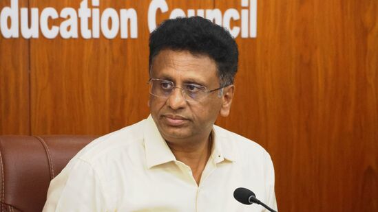 ಉನ್ನತ ಶಿಕ್ಷಣ ಸಚಿವರಾದ ಡಾ.ಎಂ.ಸಿ.ಸುಧಾಕರ್‌ ಅವರು ಮಾಜಿ ಸಚಿವ ಚೌಡರೆಡ್ಡಿಅವರ ಪುತ್ರ. ಮೊದಲ ಬಾರಿಗೆ ಸಚಿವರಾಗಿದ್ದರೂ ಬಹಳಷ್ಟು ವಿಶ್ವವಿದ್ಯಾನಿಲಯಗಳಿಗೂ ಭೇಟಿ ನೀಡಿಲ್ಲ. ಖಾತೆಯಲ್ಲಿ ನಿರೀಕ್ಷೆಯಷ್ಟು ಕೆಲಸ ಮಾಡಲು ಆಗಿಲ್ಲ ಎನ್ನುವ ಅಭಿಪ್ರಾಯಗಳಿವೆ.