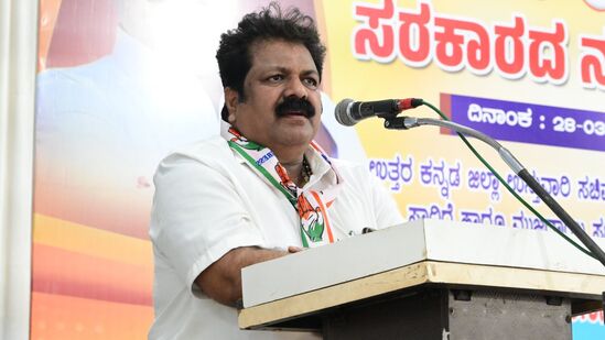 ಉತ್ತರ ಕನ್ನಡ ಜಿಲ್ಲೆ ಉಸ್ತುವಾರಿ ಸಚಿವ, ಭಟ್ಕಳ ಶಾಸಕರಾದ ಮಂಕಾಳ ವೈದ್ಯ ಮೀನುಗಾರಿಕೆ ಸಚಿವರು. ಮಂಕಾಳ ವೈದ್ಯ ಅವರು ಕರ್ನಾಟಕದ ಹೆಚ್ಚಿನ ಜಿಲ್ಲೆಗಳಿಗೆ ಭೇಟಿ ನೀಡಿಲ್ಲ. ಇಲಾಖೆ ಪ್ರಗತಿ ವಿಚಾರದಲ್ಲಿ ಹೆಚ್ಚಿನ ಮುತುವರ್ಜಿ ವಹಿಸಿಲ್ಲ. ಭಟ್ಕಳಕ್ಕೂ ಹೆಚ್ಚು ಸೀಮಿತಗೊಂಡರು ಎನ್ನುವ ಅಭಿಪ್ರಾಯಗಳಿವೆ.