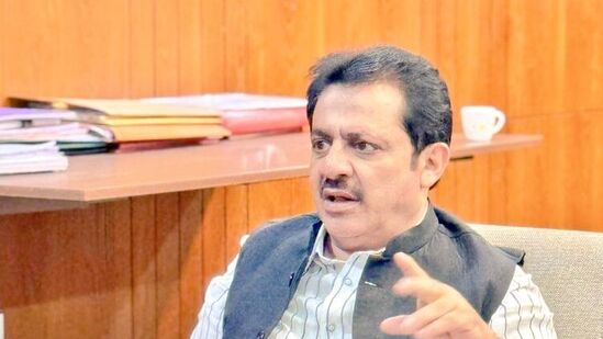 ಈಗಾಗಲೇ ಸಚಿವರಾಗಿ ಕೆಲಸ ಮಾಡಿದ ಅನುಭವ ಇರುವ ಬೆಂಗಳೂರಿನ ಚಾಮರಾಜ ಪೇಟೆ ಶಾಸಕ. ಬಳ್ಳಾರಿ ಹಾಗೂ ವಿಜಯನಗರ ಉಸ್ತುವಾರಿ ಸಚಿವ ಬಿ.ಝಡ್‌. ಜಮೀರ್‌ ಖಾನ್‌ ಅವರು ವಸತಿ ಸಚಿವರಾಗಿ ಹೆಚ್ಚು ಕೆಲಸ ಮಾಡುವ ಬದಲು ವಿವಾದಾತ್ಮಕ ಹೇಳಿಕೆಗಳ ಮೂಲಕವೇ ಸುದ್ದಿಯಲ್ಲಿವರು.