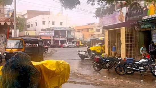 ಬಳ್ಳಾರಿ ಜಿಲ್ಲೆಯ ಸಿರಗುಪ್ಪದಲ್ಲಿ ಭಾರೀ ಮಳೆ ಸುರಿದಿದೆ. ಬಳ್ಳಾರಿ ಜಿಲ್ಲೆಯ ಸಿರಗುಪ್ಪದಲ್ಲಿ ಭಾರೀ ಮಳೆ ಸುರಿದಿದೆ.