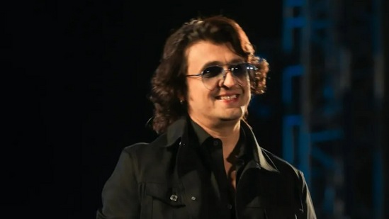 ಬೆಂಗಳೂರು ಪೊಲೀಸರು ನಿಗಮ್ಗೆ ನೋಟಿಸ್ ಜಾರಿ ಮಾಡಿ, ಏಳು ದಿನಗಳಲ್ಲಿ ಉತ್ತರಿಸುವಂತೆ ಸೂಚಿಸಿದ್ದರು. ಸೋನು ನಿಗಮ್ ಪ್ರತಿಕ್ರಿಯೆ ನೀಡಲು ವಿಫಲವಾದ ಕಾರಣ, ಪೊಲೀಸರು ಎರಡನೇ ನೋಟಿಸ್ ಜಾರಿ ಮಾಡಿ ವಿಚಾರಣೆಗೆ ಹಾಜರಾಗುವಂತೆ ಒತ್ತಾಯಿಸಿದ್ದರು. ಬೆಂಗಳೂರು ಪೊಲೀಸರು ನಿಗಮ್ಗೆ ನೋಟಿಸ್ ಜಾರಿ ಮಾಡಿ, ಏಳು ದಿನಗಳಲ್ಲಿ ಉತ್ತರಿಸುವಂತೆ ಸೂಚಿಸಿದ್ದರು. ಸೋನು ನಿಗಮ್ ಪ್ರತಿಕ್ರಿಯೆ ನೀಡಲು ವಿಫಲವಾದ ಕಾರಣ, ಪೊಲೀಸರು ಎರಡನೇ ನೋಟಿಸ್ ಜಾರಿ ಮಾಡಿ ವಿಚಾರಣೆಗೆ ಹಾಜರಾಗುವಂತೆ ಒತ್ತಾಯಿಸಿದ್ದರು.