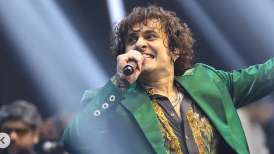 ಸೋನು ನಿಗಮ್ ವಿರುದ್ಧೆ ಬೆಂಗಳೂರಿನ ಆವಲಹಳ್ಳಿ ಪೊಲೀಸ್ ಠಾಣೆಯಲ್ಲಿ ದೂರು ದಾಖಲಾಗಿತ್ತು. ಇದೀಗ ತಮ್ಮ ವಿರುದ್ಧ ದಾಖಲಾಗಿರುವ ಪ್ರಕರಣವನ್ನು ಕೈಬಿಡುವಂತೆ ಕೋರಿ ಕರ್ನಾಟಕದ ಹೈಕೋರ್ಟ್ ಮೊರೆ ಹೋಗಿದ್ದಾರೆ. ಸೋನು ನಿಗಮ್ ವಿರುದ್ಧೆ ಬೆಂಗಳೂರಿನ ಆವಲಹಳ್ಳಿ ಪೊಲೀಸ್ ಠಾಣೆಯಲ್ಲಿ ದೂರು ದಾಖಲಾಗಿತ್ತು. ಇದೀಗ ತಮ್ಮ ವಿರುದ್ಧ ದಾಖಲಾಗಿರುವ ಪ್ರಕರಣವನ್ನು ಕೈಬಿಡುವಂತೆ ಕೋರಿ ಕರ್ನಾಟಕದ ಹೈಕೋರ್ಟ್ ಮೊರೆ ಹೋಗಿದ್ದಾರೆ.