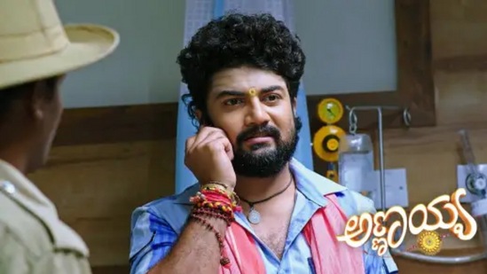 17ನೇ ವಾರ ಎರಡನೇ ಸ್ಥಾನ ಪಡೆದಿದ್ದ ಅಣ್ಣಯ್ಯ ಇದೀಗ 18ನೇ ವಾರದಲ್ಲಿ ಟಿಆರ್ಪಿಯಲ್ಲಿ ಮೊದಲ ಸ್ಥಾನಕ್ಕೆ ಜಿಗಿತ ಕಂಡಿದೆ. ಈ ಧಾರಾವಾಹಿ 7.7 (ನಗರ + ಗ್ರಾಮೀಣ) ಟಿಆರ್ಪಿ ಪಡೆದು ಟಾಪ್ ಸ್ಥಾನದಲ್ಲಿದೆ. ಇದೇ ಸೀರಿಯಲ್ಗೆ ನಗರ ಪ್ರದೇಶದಲ್ಲಿ 6.6 ರೇಟಿಂಗ್ ಸಿಕ್ಕಿದೆ. 17ನೇ ವಾರ ಎರಡನೇ ಸ್ಥಾನ ಪಡೆದಿದ್ದ ಅಣ್ಣಯ್ಯ ಇದೀಗ 18ನೇ ವಾರದಲ್ಲಿ ಟಿಆರ್ಪಿಯಲ್ಲಿ ಮೊದಲ ಸ್ಥಾನಕ್ಕೆ ಜಿಗಿತ ಕಂಡಿದೆ. ಈ ಧಾರಾವಾಹಿ 7.7 (ನಗರ + ಗ್ರಾಮೀಣ) ಟಿಆರ್ಪಿ ಪಡೆದು ಟಾಪ್ ಸ್ಥಾನದಲ್ಲಿದೆ. ಇದೇ ಸೀರಿಯಲ್ಗೆ ನಗರ ಪ್ರದೇಶದಲ್ಲಿ 6.6 ರೇಟಿಂಗ್ ಸಿಕ್ಕಿದೆ.