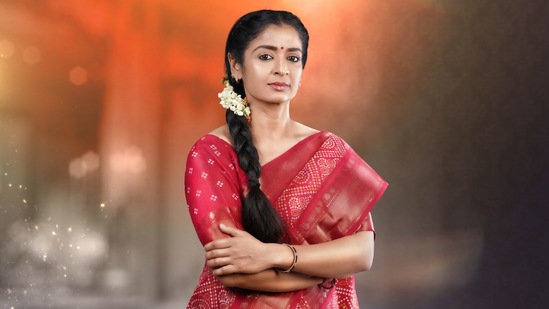 ಭಾಗ್ಯಲಕ್ಷ್ಮೀ: ಕಲರ್ಸ್ ಕನ್ನಡದ ಟಾಪ್ ಧಾರಾವಾಹಿಯಾಗಿ ಹೊರಹೊಮ್ಮಿದೆ ಭಾಗ್ಯಲಕ್ಷ್ಮೀ. ಈ ಧಾರಾವಾಹಿ 18ನೇ ವಾರದ ಟಿಆರ್ಪಿಯಲ್ಲಿ 4.4 ರೇಟಿಂಗ್ಸ್ ಪಡೆದಿದೆ. 17ನೇ ವಾರಕ್ಕಿಂತ ಚೂರೇ ಚೂರು ಹಿಂದಿದೆ. ಭಾಗ್ಯಲಕ್ಷ್ಮೀ: ಕಲರ್ಸ್ ಕನ್ನಡದ ಟಾಪ್ ಧಾರಾವಾಹಿಯಾಗಿ ಹೊರಹೊಮ್ಮಿದೆ ಭಾಗ್ಯಲಕ್ಷ್ಮೀ. ಈ ಧಾರಾವಾಹಿ 18ನೇ ವಾರದ ಟಿಆರ್ಪಿಯಲ್ಲಿ 4.4 ರೇಟಿಂಗ್ಸ್ ಪಡೆದಿದೆ. 17ನೇ ವಾರಕ್ಕಿಂತ ಚೂರೇ ಚೂರು ಹಿಂದಿದೆ.