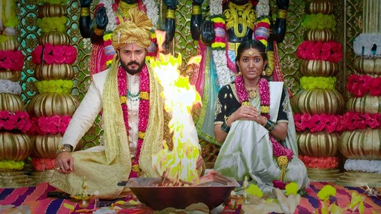 ಕಲರ್ಸ್ ಕನ್ನಡದ ದೃಷ್ಟಿಬೊಟ್ಟು ಧಾರಾವಾಹಿ, 18ನೇ ವಾರದ ಟಿಆರ್ಪಿ ರೇಟಿಂಗ್ಸ್ನಲ್ಲಿ 2.6 ಟಿಆರ್ಪಿ ಪಡೆದು, ಆರನೇ ಸ್ಥಾನದಲ್ಲಿದೆ. ಕಲರ್ಸ್ ಕನ್ನಡದ ದೃಷ್ಟಿಬೊಟ್ಟು ಧಾರಾವಾಹಿ, 18ನೇ ವಾರದ ಟಿಆರ್ಪಿ ರೇಟಿಂಗ್ಸ್ನಲ್ಲಿ 2.6 ಟಿಆರ್ಪಿ ಪಡೆದು, ಆರನೇ ಸ್ಥಾನದಲ್ಲಿದೆ.